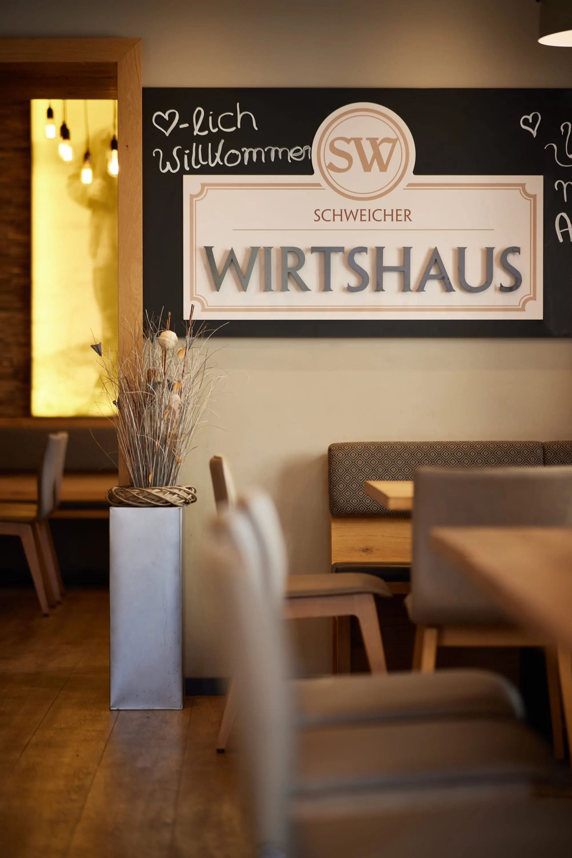 Willkommensschild an der Wand